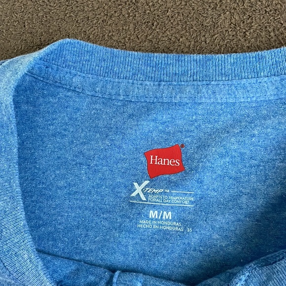 Hanes Short Sleeve Shirt. Medium - Picture 3 of 7